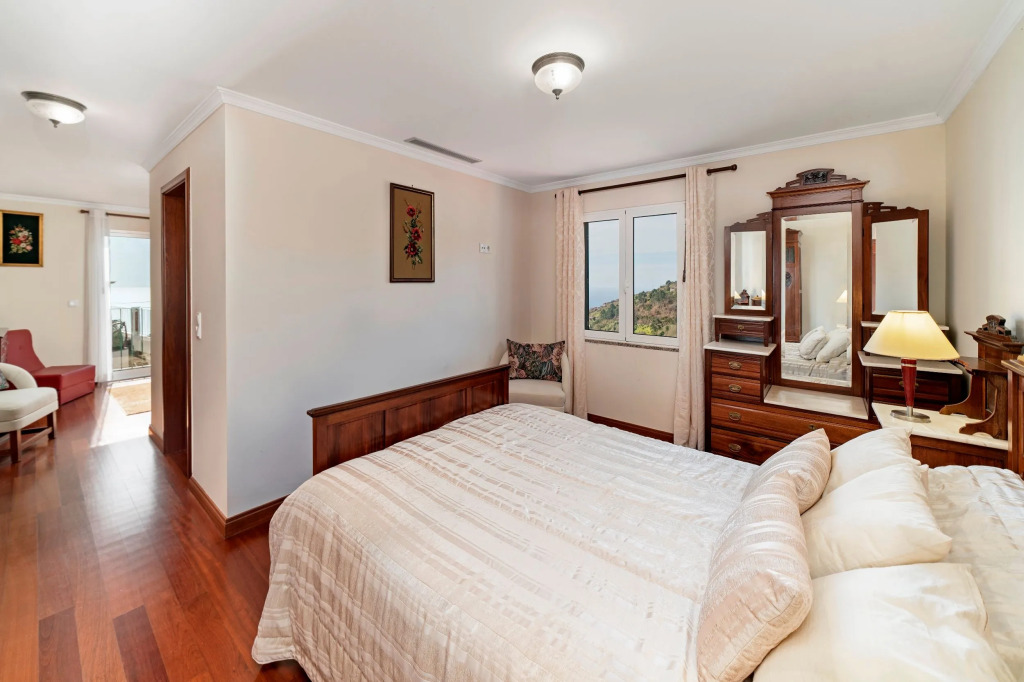 Secluded Tranquil Spacious Villa, Stunning Views, Heated Pool & A/C Theo'S