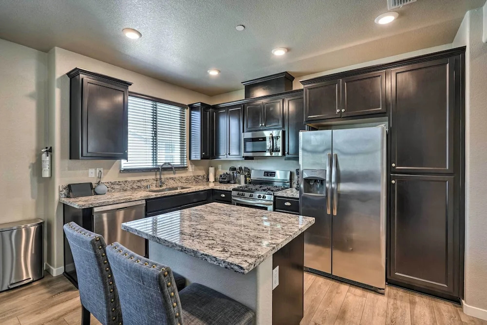 Pet-friendly Elk Grove Retreat w/ Balcony!