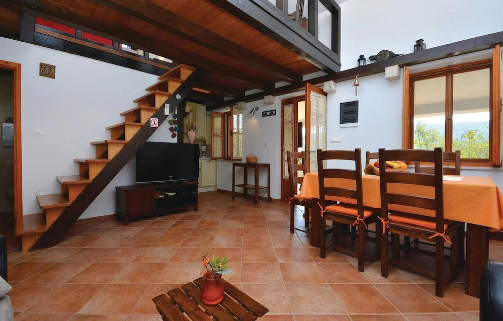 Cozy Home In Stari Grad
