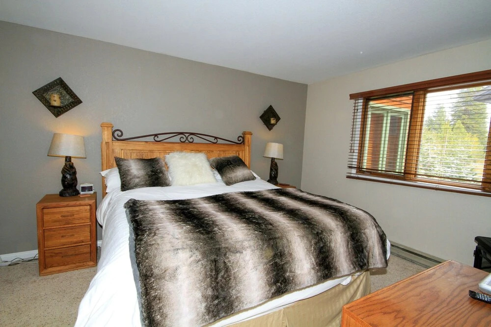 Mountainback #102, Corner Unit 2 Bedrooms 2 Bathrooms Condo