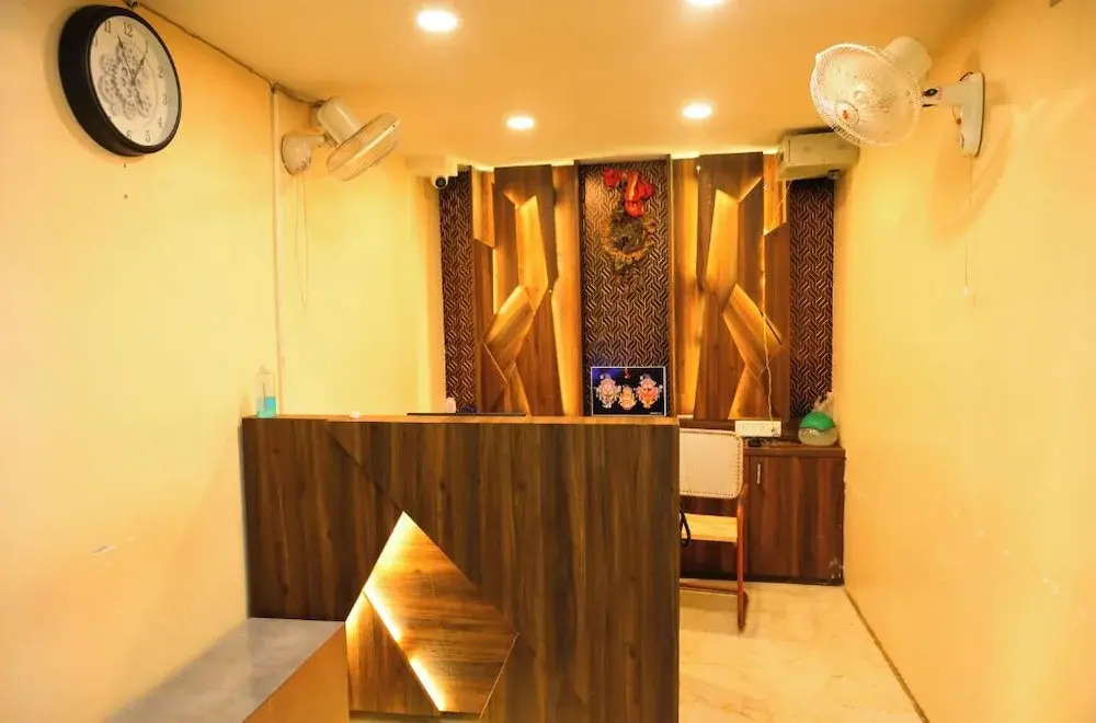 DhamStay Hotel Santosh Inn Near Temple