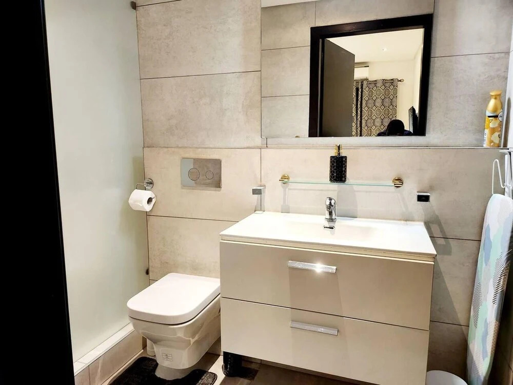 Elegant & Luxury Gem-5 Star Location -pools, Gym!
