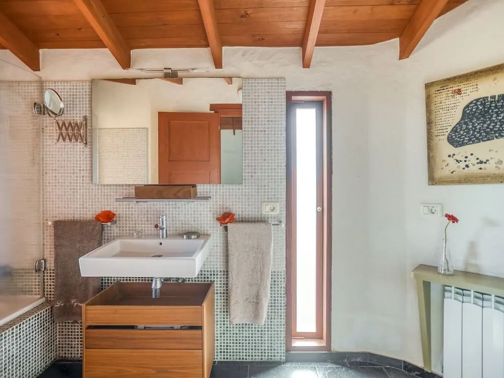 Cozy Holiday Home in San Mateo with Hot Tub
