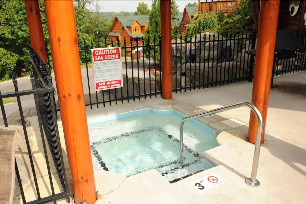 Bear Hyde 3 Bedroom Home with Hot Tub