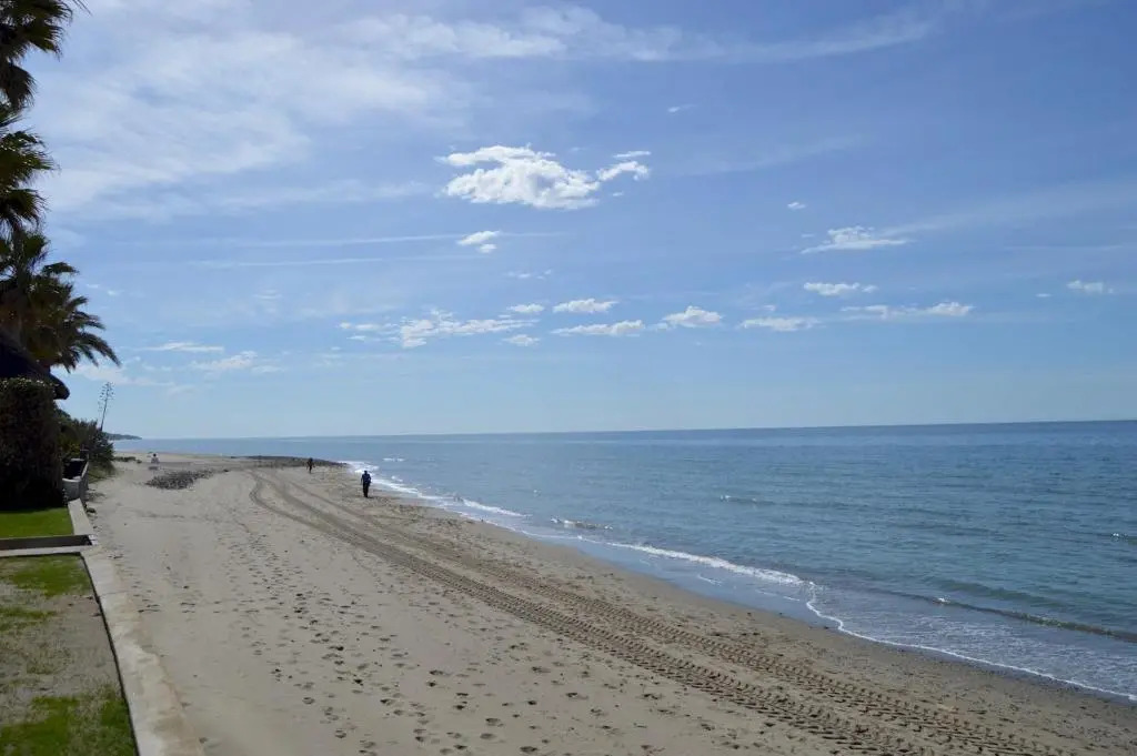 Modern Designer Villa 34121743 Direct Seafront Los Monteros Marbella for Holiday Rentals