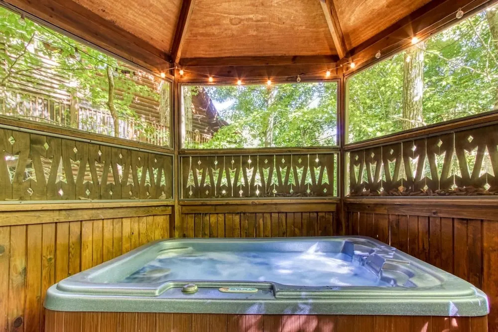 ER96 - Squirrels Leap - Great Location! Close to Town! cabin