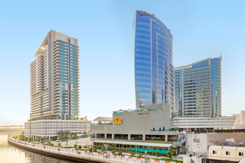 Отель Radisson Blu Hotel, Dubai Canal View