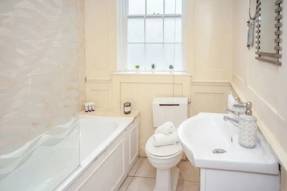 Spacious 3BR 2BA Flat in Central Soho