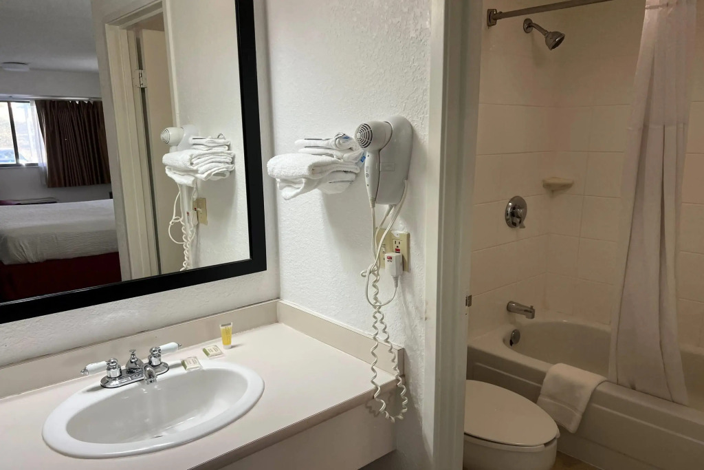 Days Inn by Wyndham Overland Park/Metcalf/Convention Center