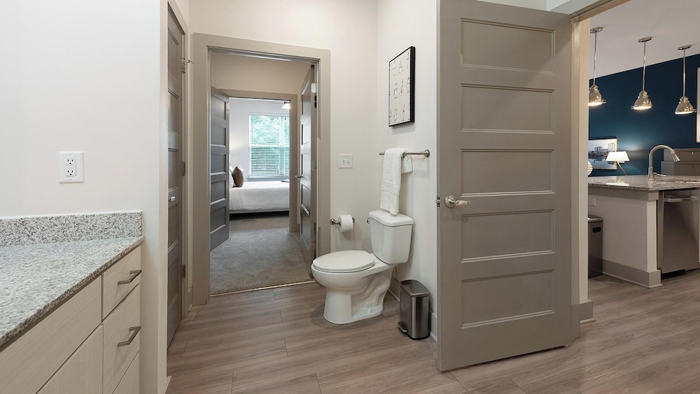 Landing Apartments Near Autumnwood