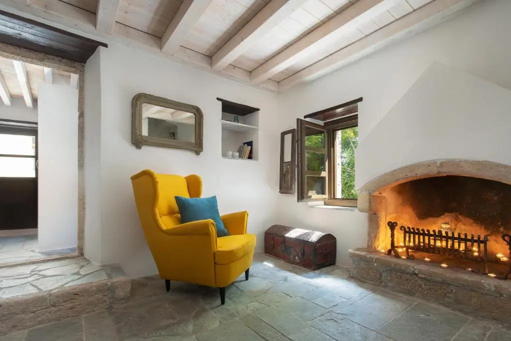 Myrsinis Castle House - Comfortable Residence with Large Balcony & Sea View