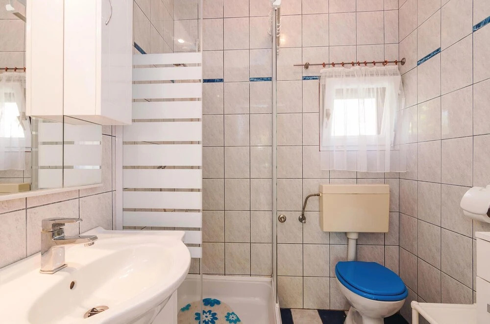 Amazing Home in Privlaka With 4 Bedrooms and Wifi