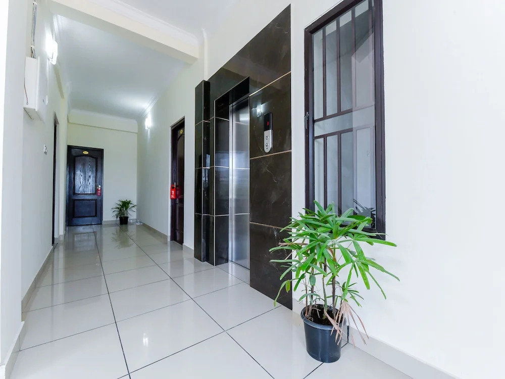 OYO 11069 Hotel Hisham Suits