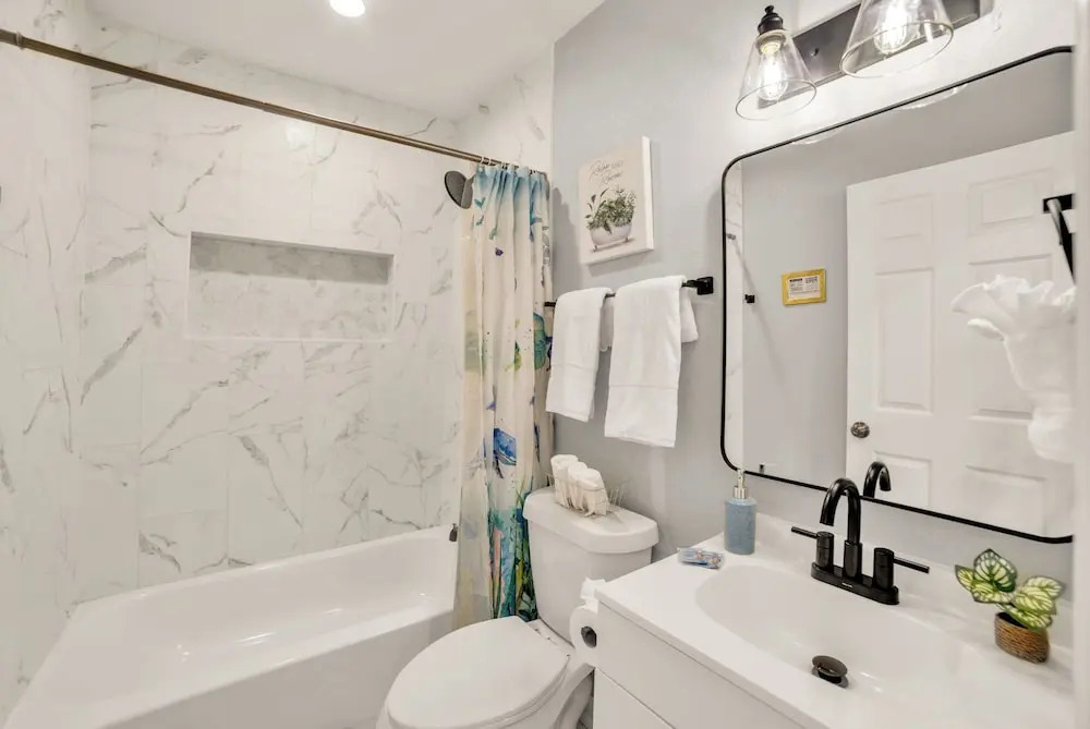 Spacious & Homey 4br/3ba W/amenities Near Downtown