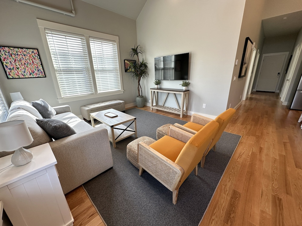 Brand New Construction! 2bed/1bath W/private Deck - Unit 2 2 Bedroom Apts
