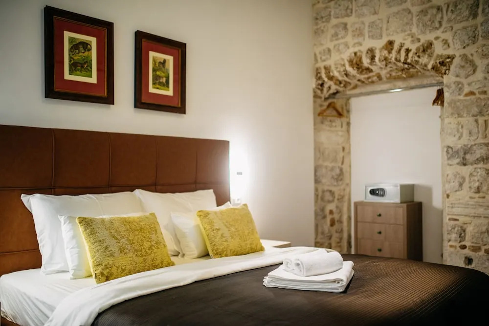 CENTRAL W ROOMS by DuHomes