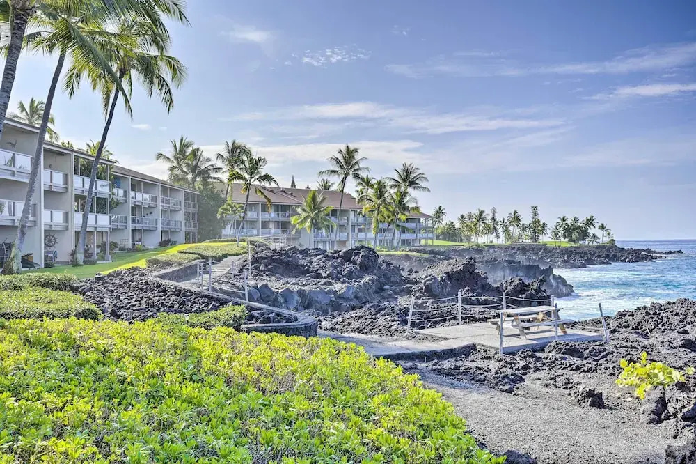 Airy Oceanfront Kailua-kona Gem w/ Community Pool