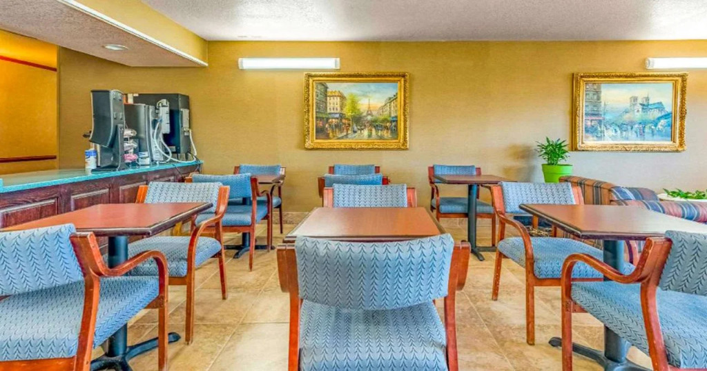 Econo Lodge Inn & Suites