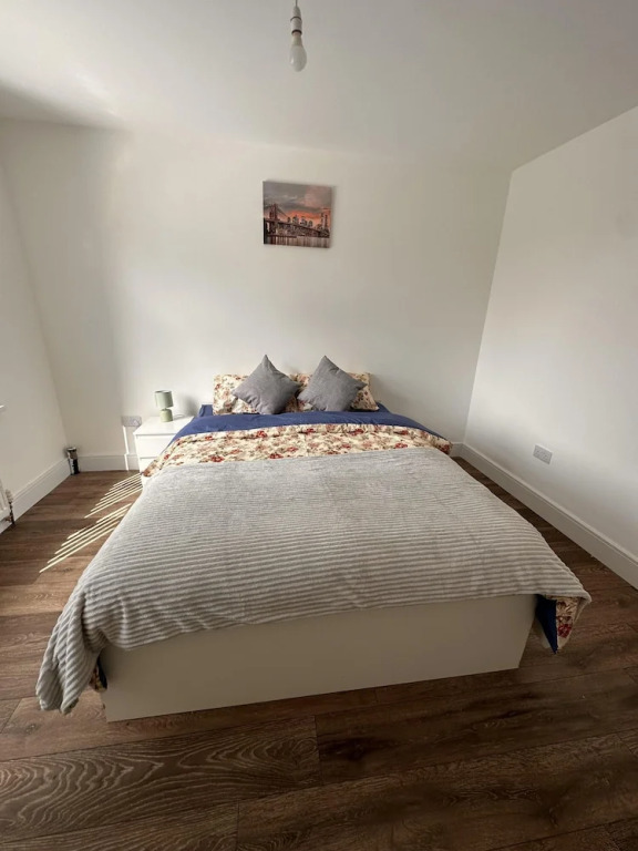 6-bed 3-bath Home - Sleeps 14 & Free Parking