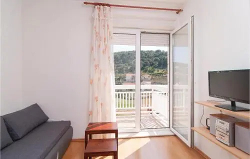 Three-Bedroom Apartment in Pucisce