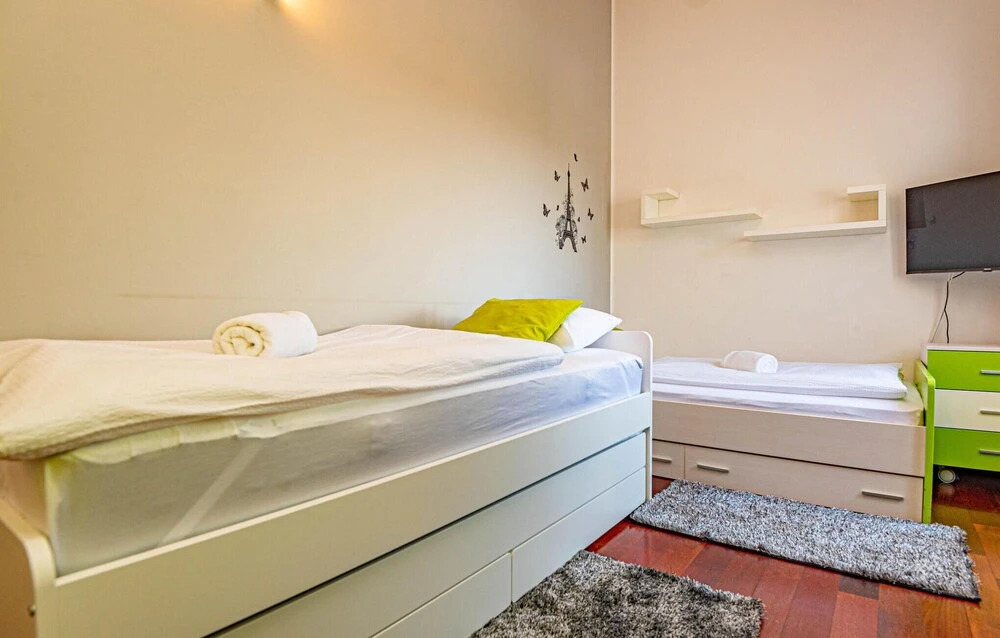 4 Bedroom Stunning Home In Brodarica