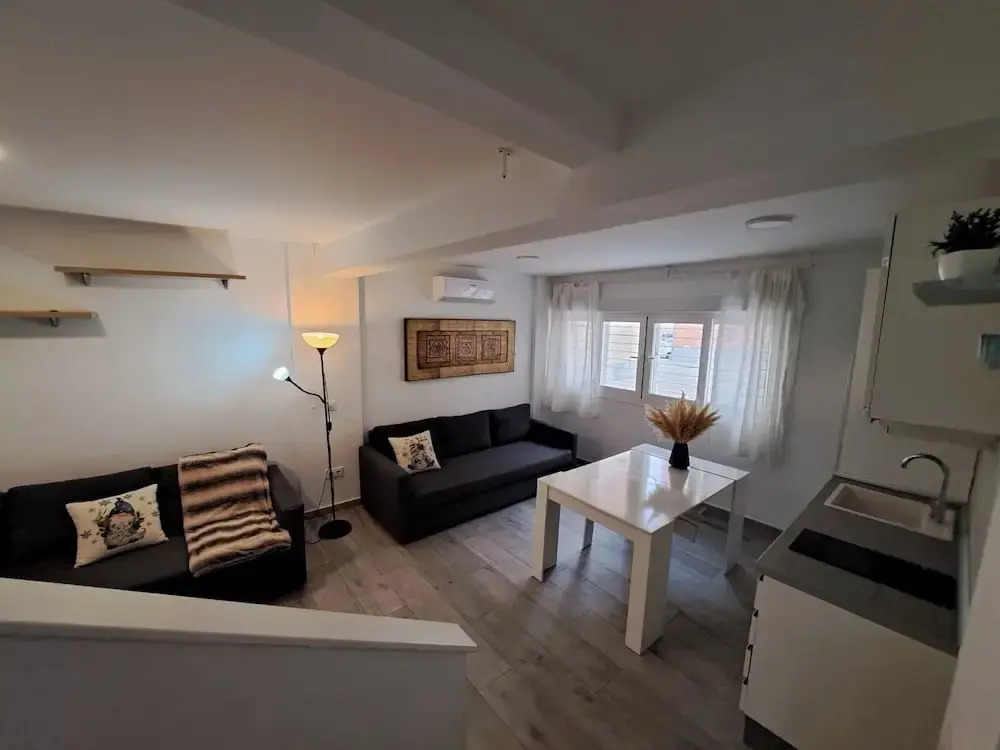Cozy Apartment up to 6 Persons 3 min to Metro