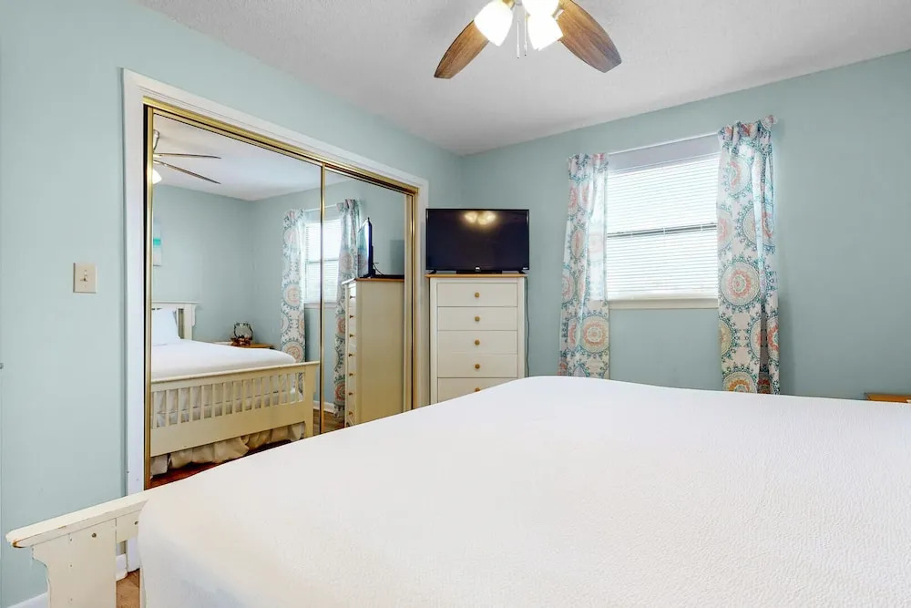 Beach View 3br/2ba W/pools Sleeps 8