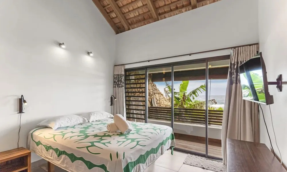 Shoreline Haven 1BR Bungalow by the Sea in Moorea