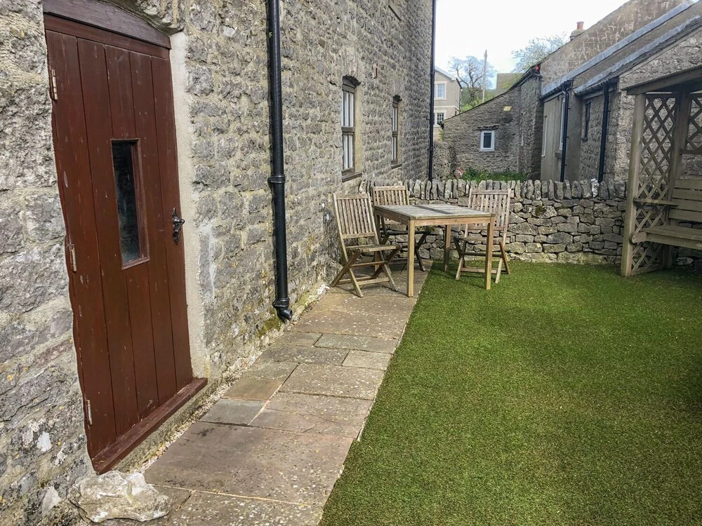 2 Primitive Mews