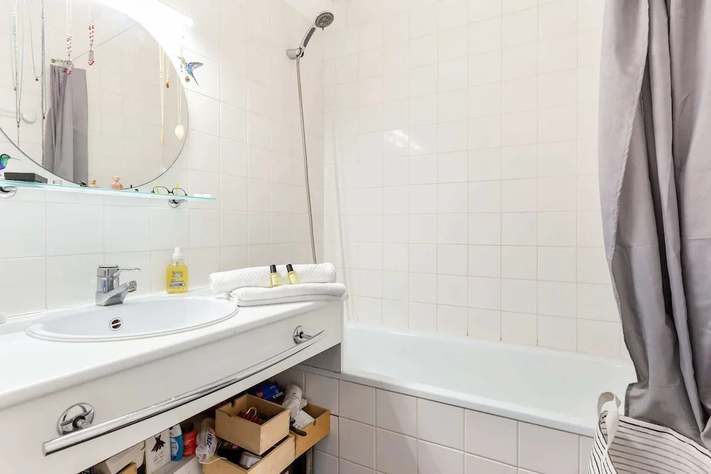 Warm and Homely Duplex Near Montmartre, Fits 5