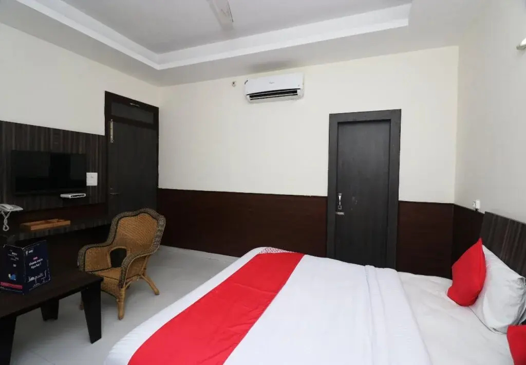 The Classic By OYO Rooms