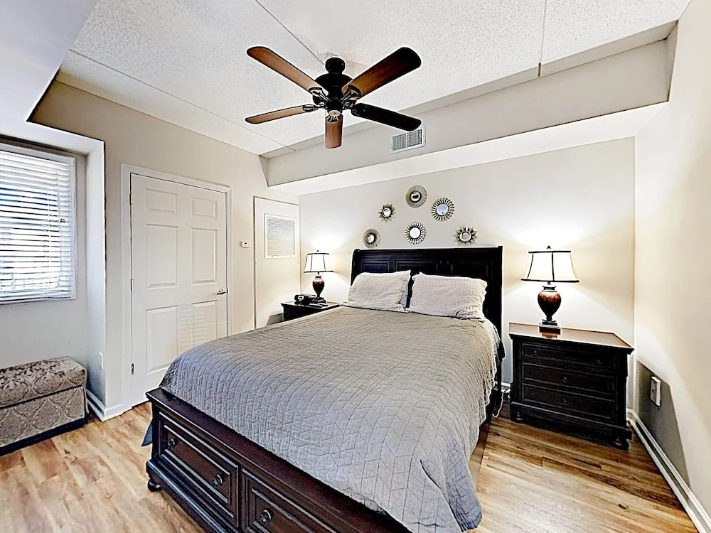Downtown W/ River View, Near Shops & Beaches 1 Bedroom Condo