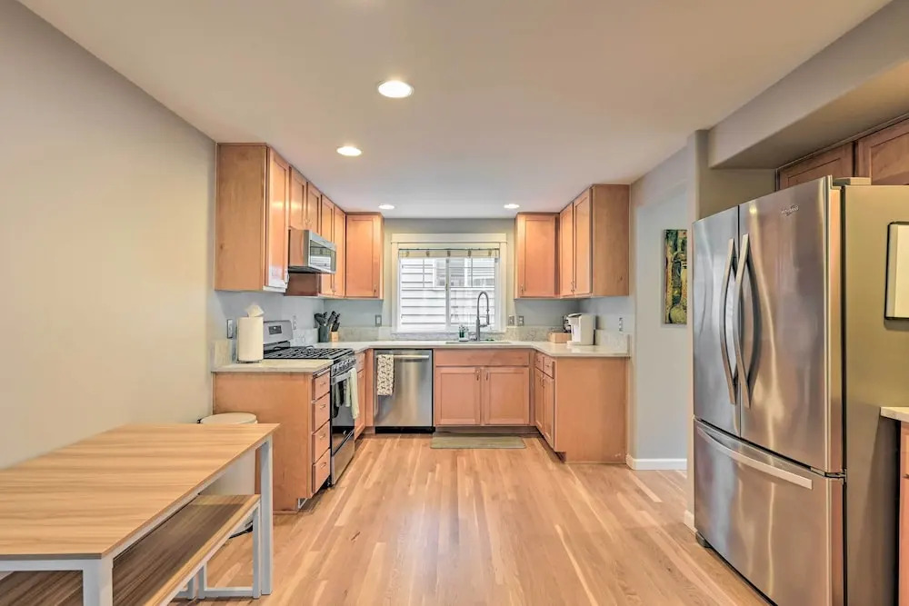 Pet-friendly Seattle Townhome < 1 Mile to Lake!