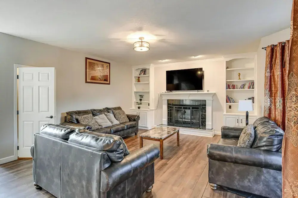 Des Moines Suburb Stay w/ Spacious Layout & Deck!