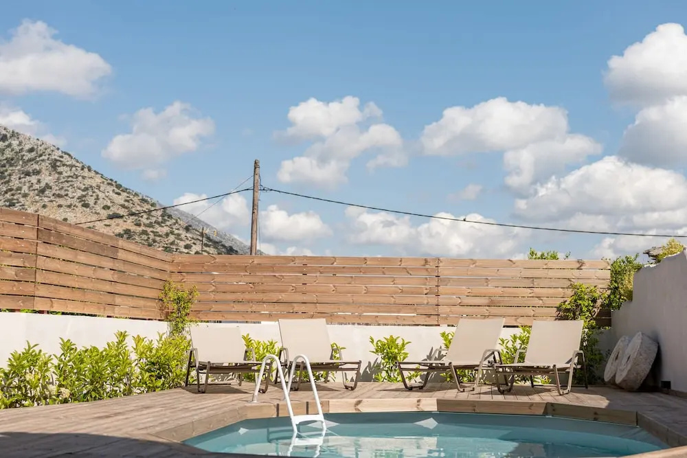 Antama Living, Luxe Stonehouse with Pool & BBQ