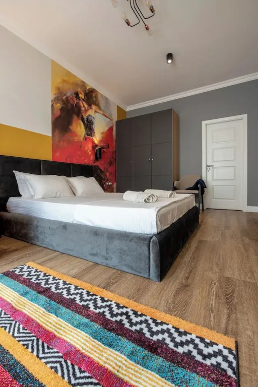 Luxury & Unique-Top Center Apt. - 3BDR