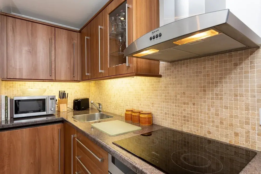 2 Bedroom Apartment With River Views Near Canary Wharf and City