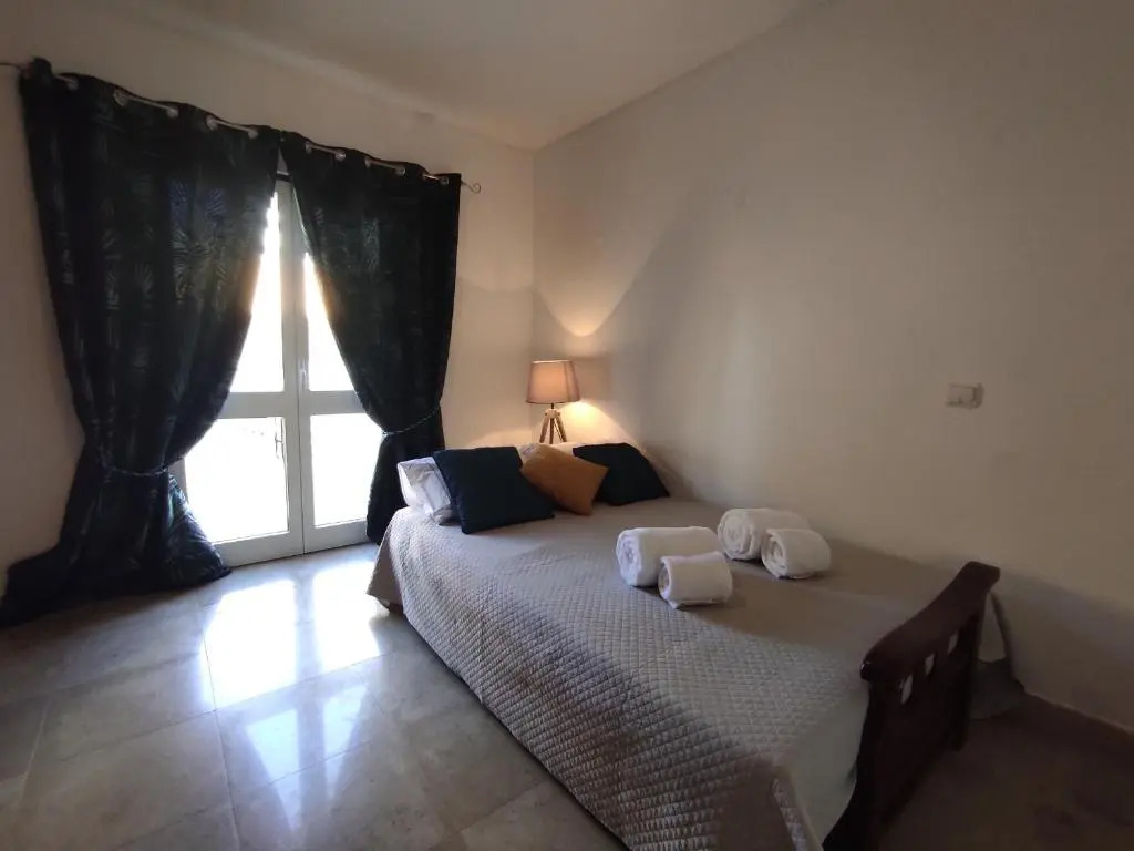 Vila Magna near The Strip with BBQ, AC, Balcony, Parking, 4 TVs and Free wifi