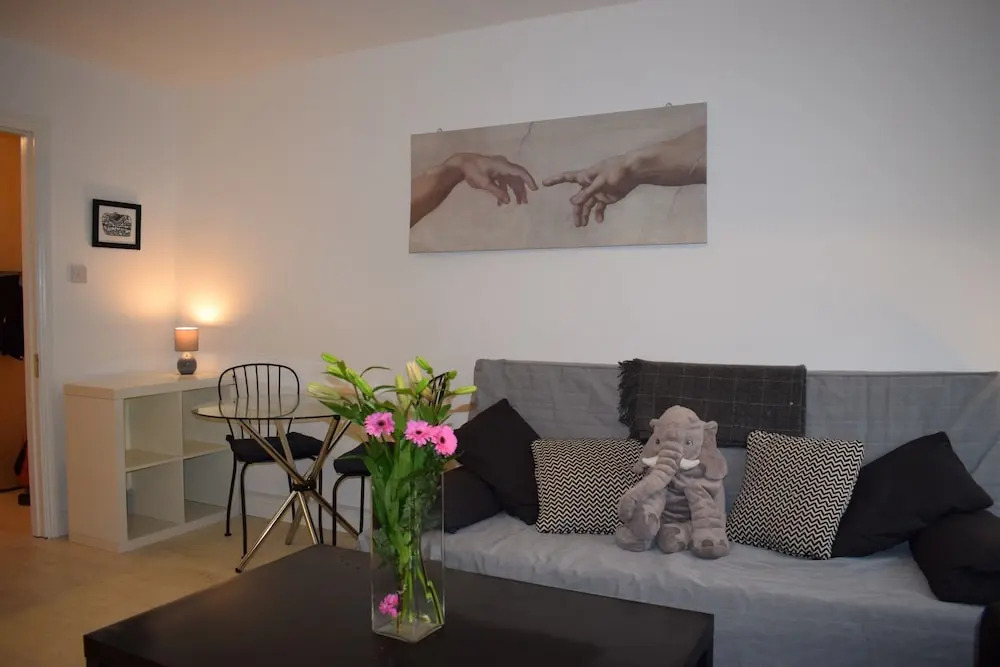 1 Bedroom Flat 5 Minutes Away From Stephens Green