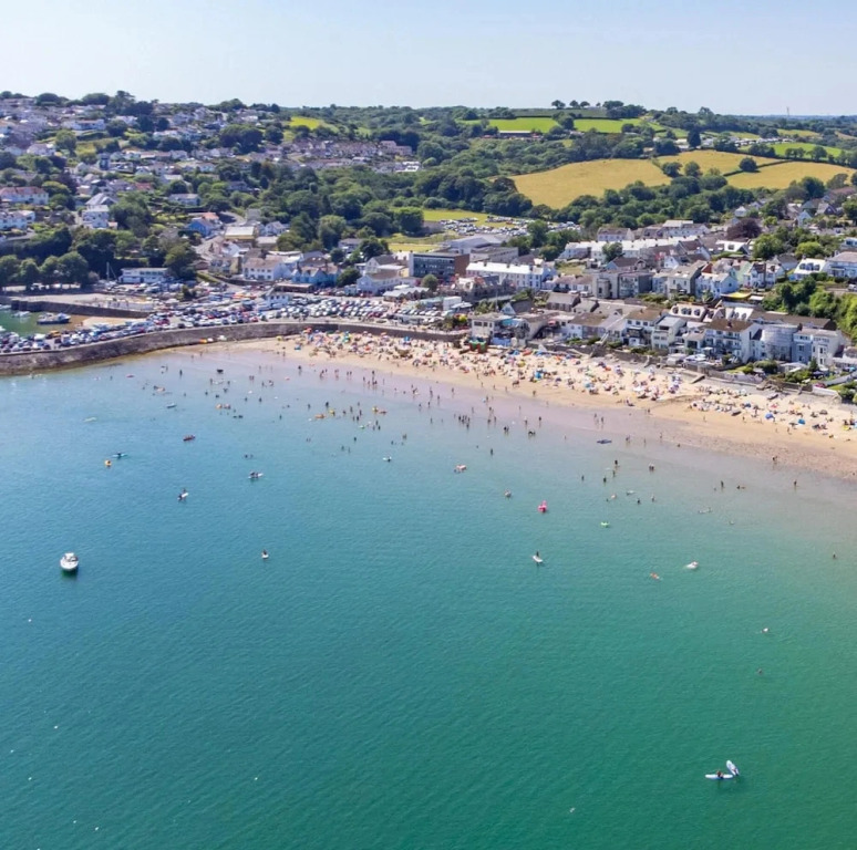 Schooner House - Panoramic Sea Views and Parking