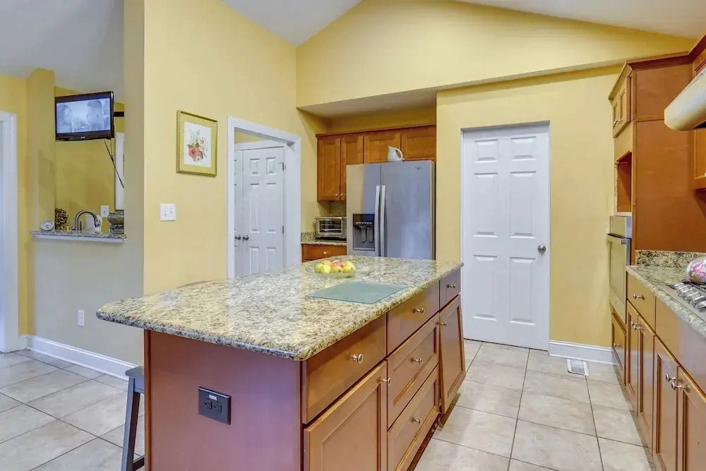 Spacious Lakefront Apt w/ Deck in Fayetteville