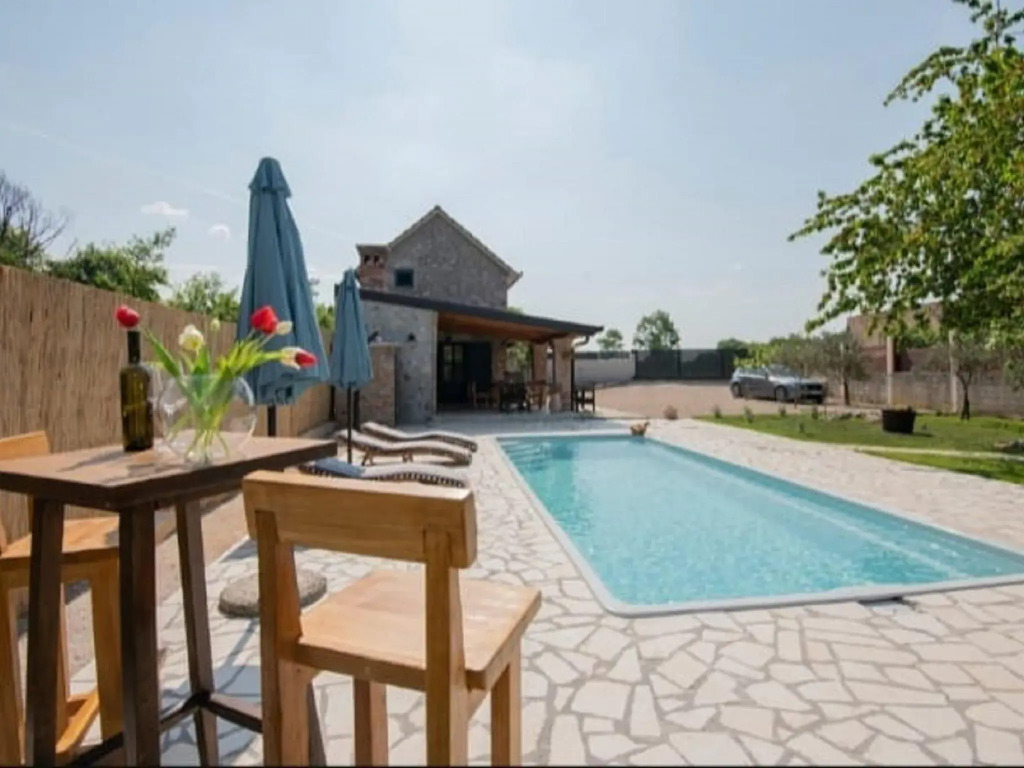 Adorable holiday home with swimming pool