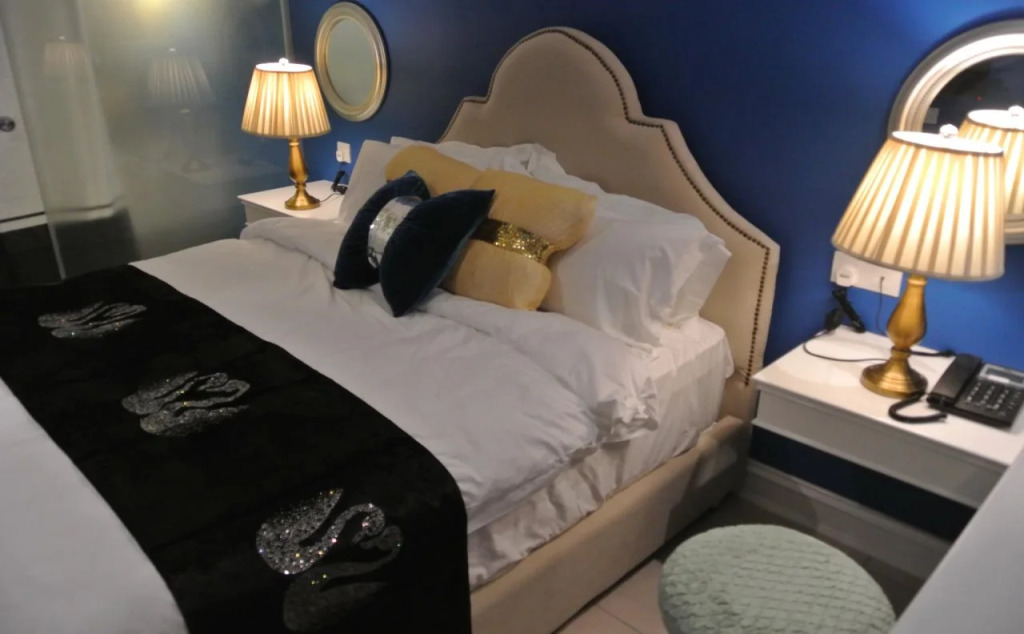 1 Day Car Hotel Station 18
