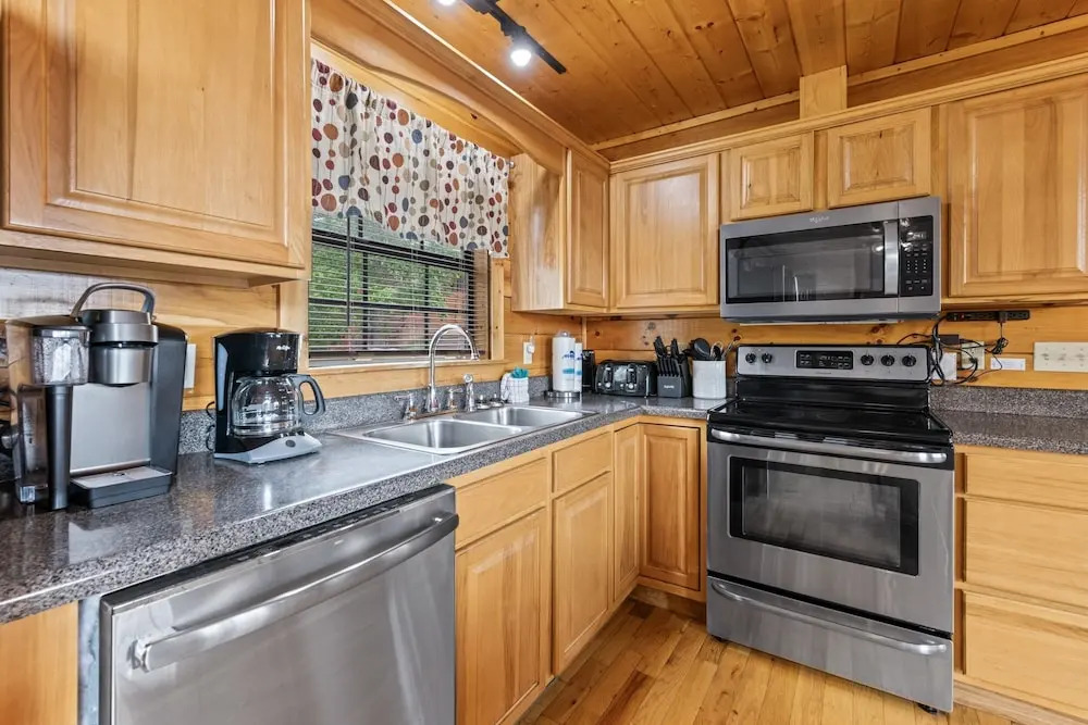 Panoramic View 6 Bedroom Cabin by RedAwning