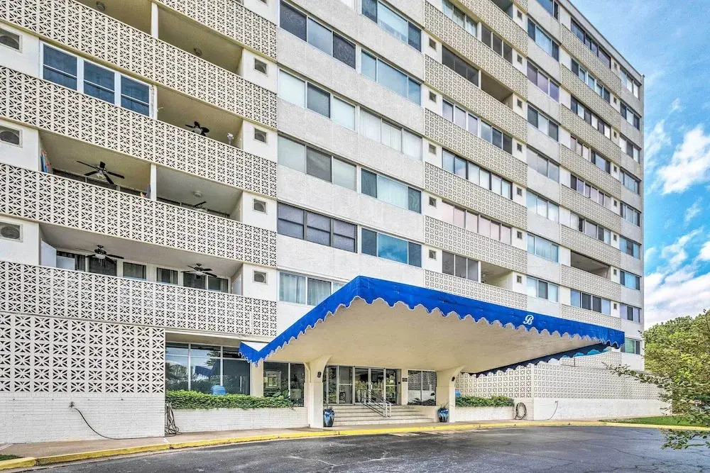 Mid-century Modern Condo on Lake Hamilton!