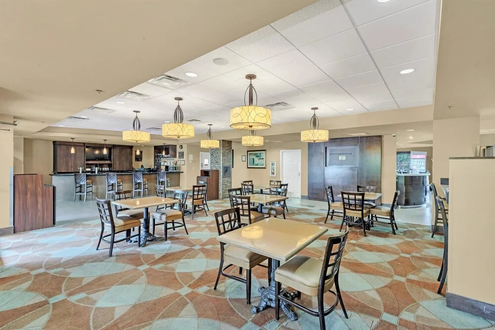 Near Disney - 1BR Executive Suite With King Bed - Pool and Hot Tub