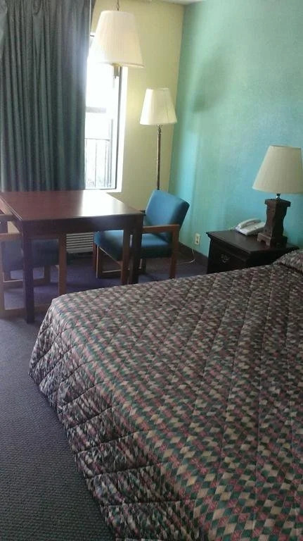 Deluxe Inn