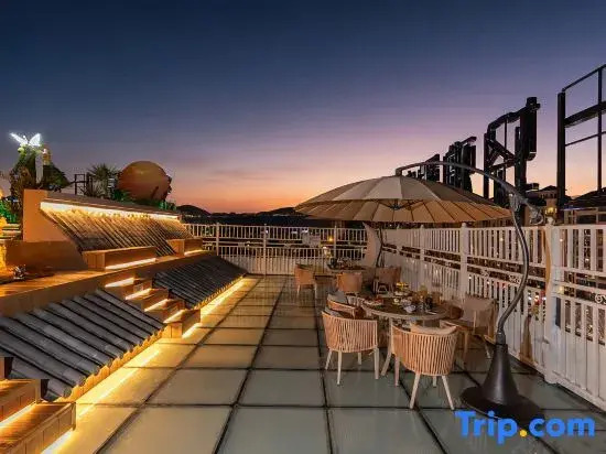 Moshang Qingya Hot Spring Hotel (Tengchong Main Urban Area Wenxing Building)