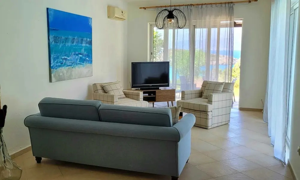 Spacious villa with private pool and sea view, just 150 meters from the sea