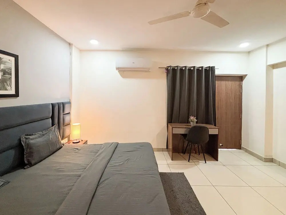 Housr Sector 28 Golf Course Road Next To Phase 1 Metro Station